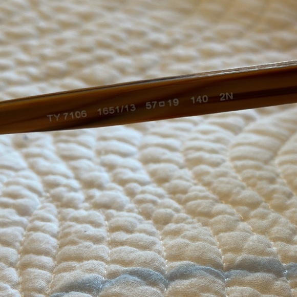 Like new Tory Burch sunglasses - Picture 4 of 5